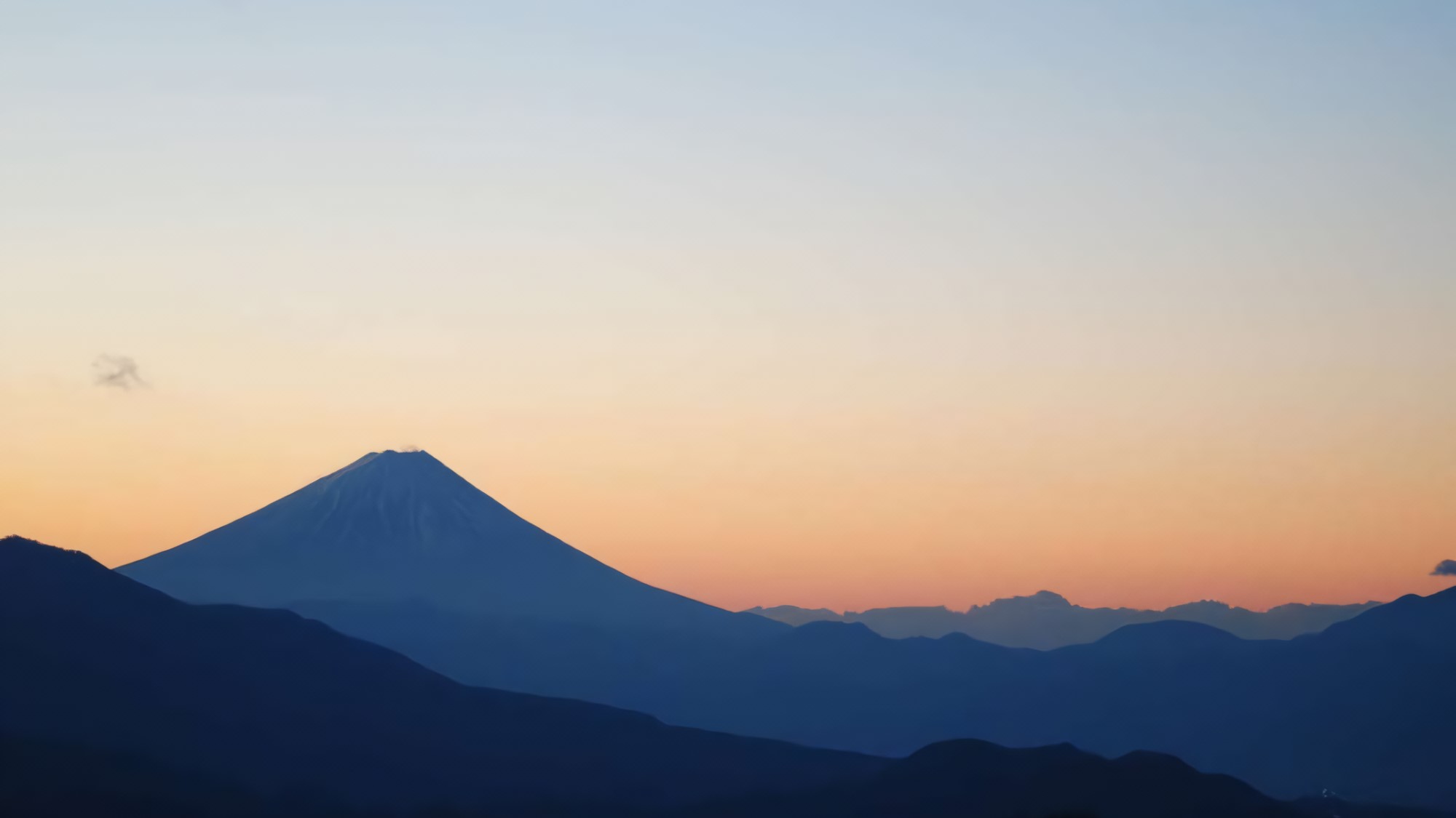 赤く染まる富士山は一瞬の景色