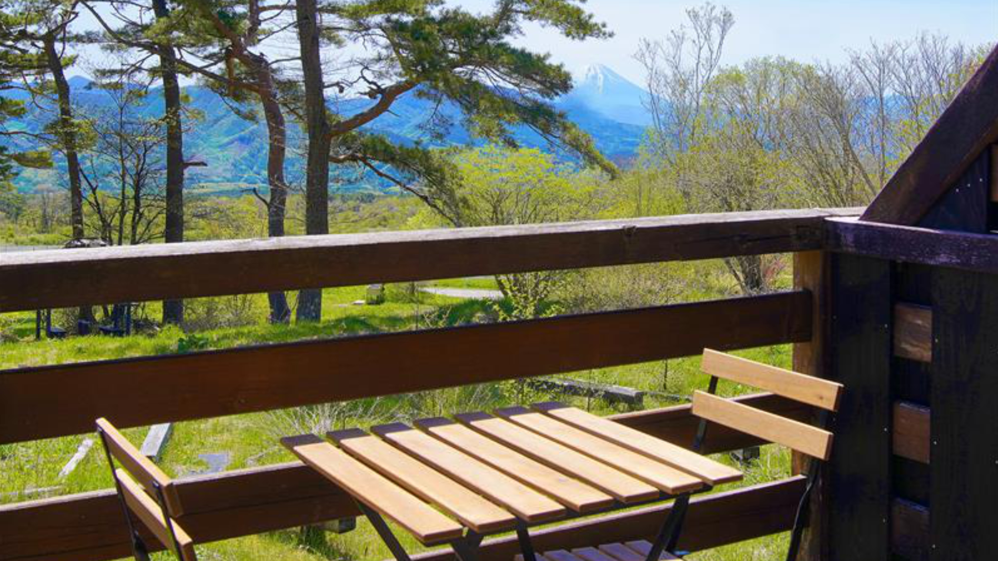 本館（バス・トイレ共同）タイプにチェアセットを設置しました。景観をお楽しみください。