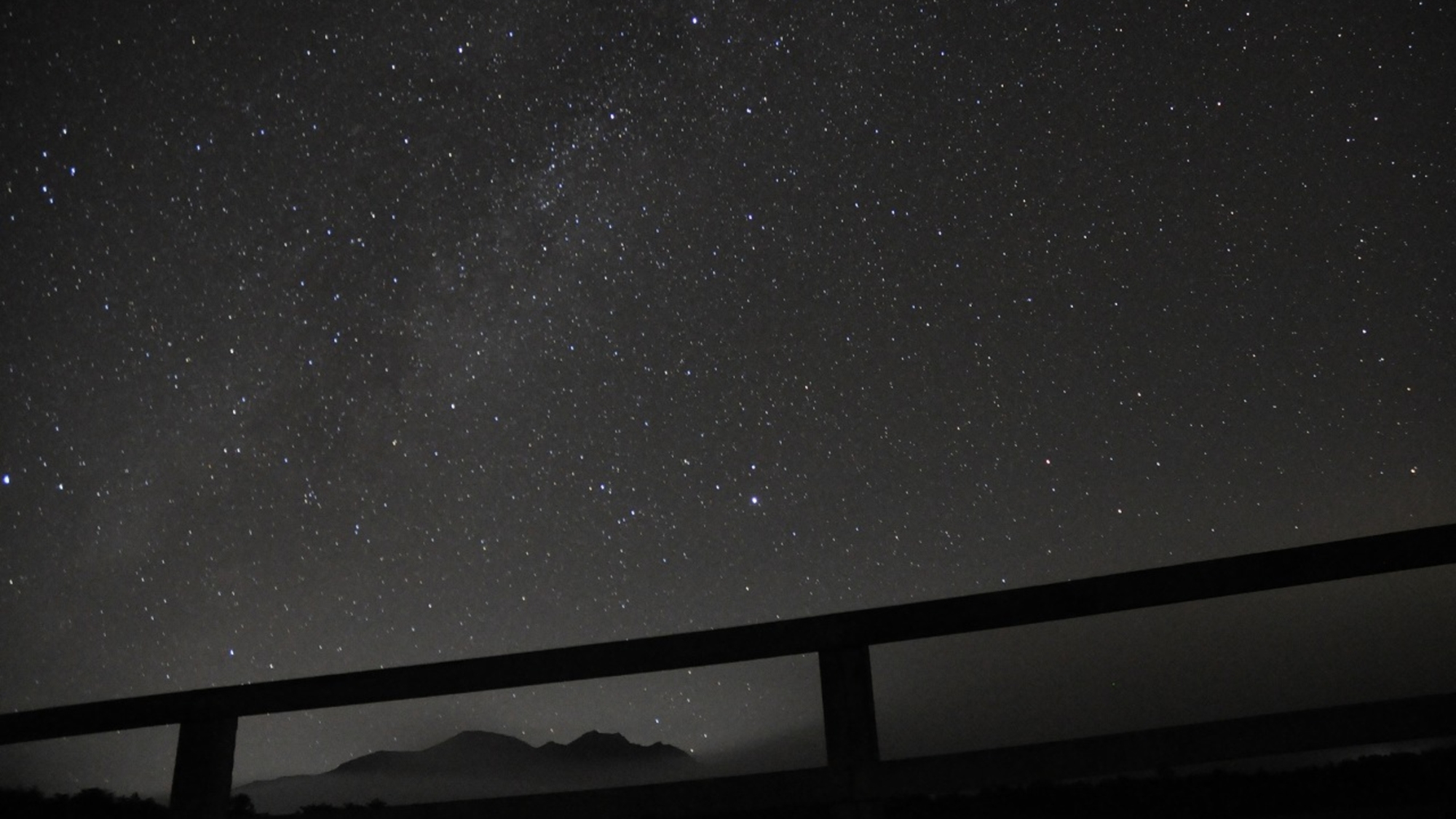 夜空を眺めて流れ星を数えてみませんか？