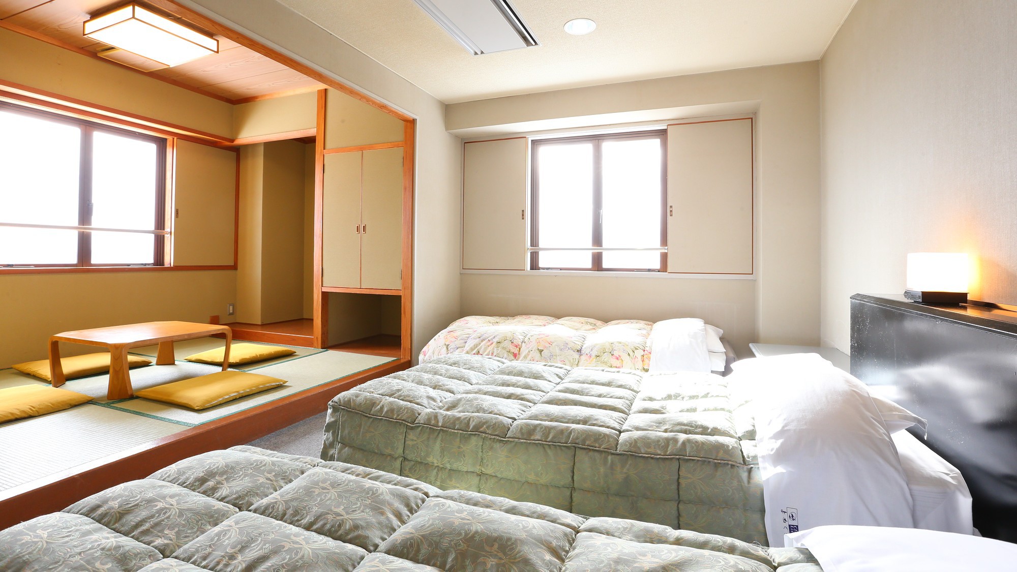 ■【本館・和洋室29平米】のお部屋です。ソファベッドもご用意しております。