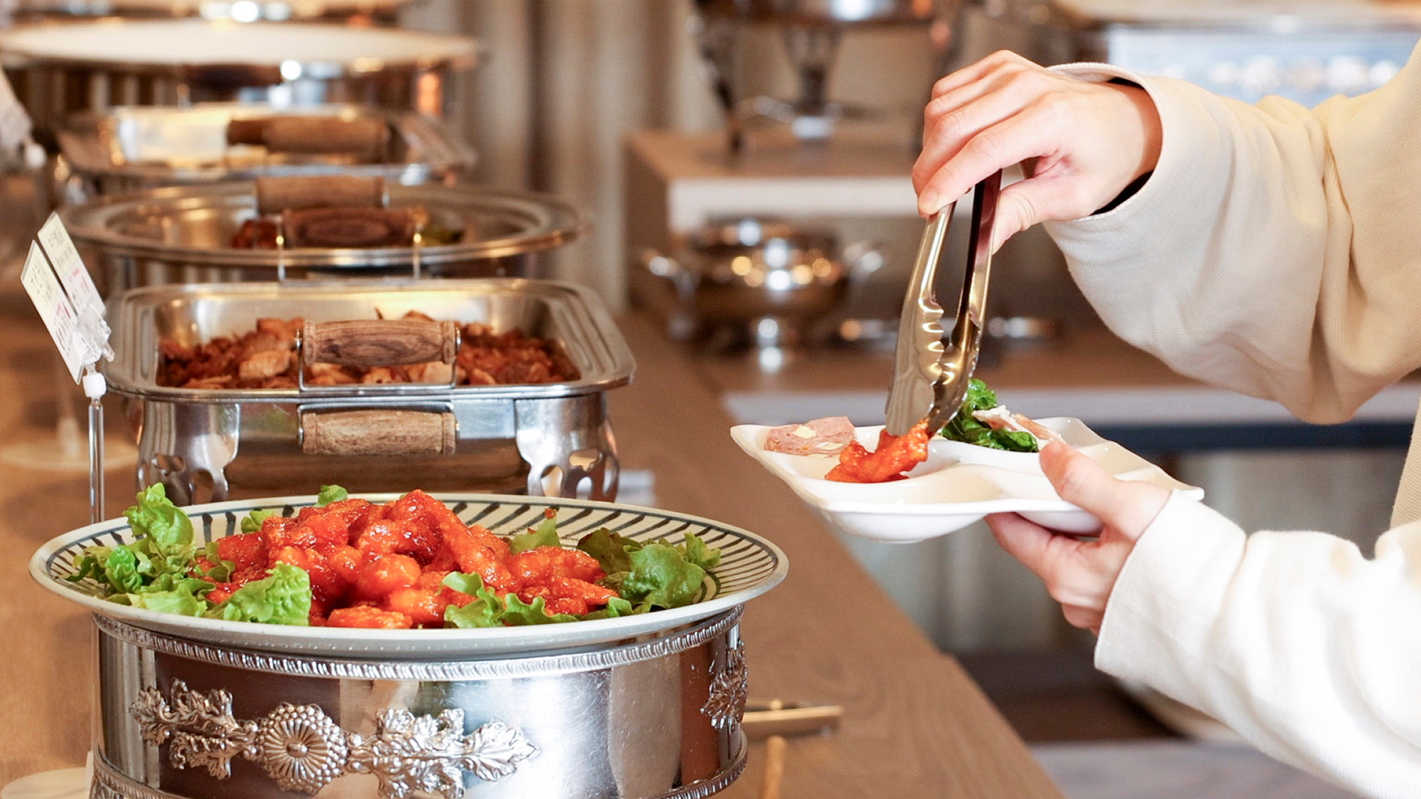 思いっきりスキーを楽しんだ後はボリューム満点のバイキング