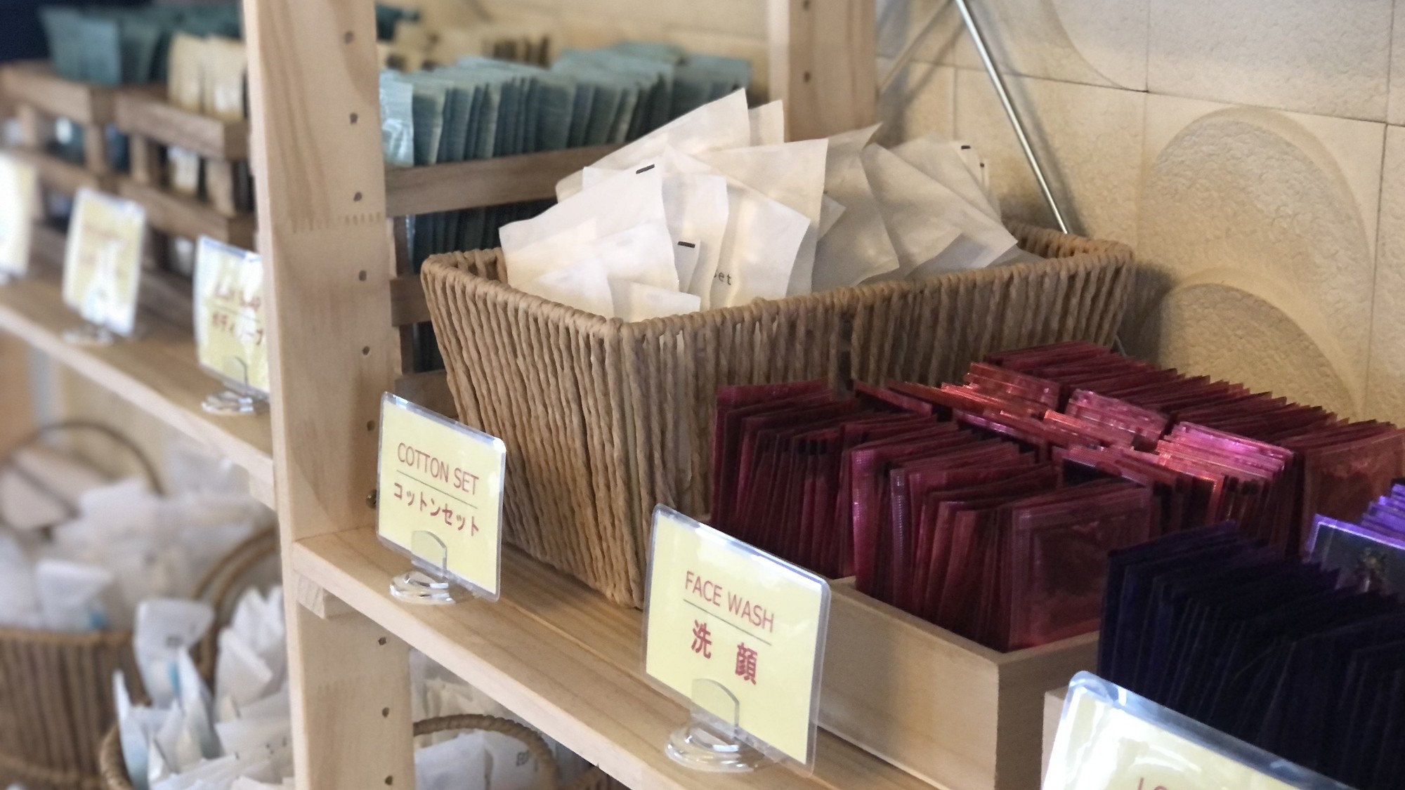 フロント前にアメニティコーナーをご用意しております