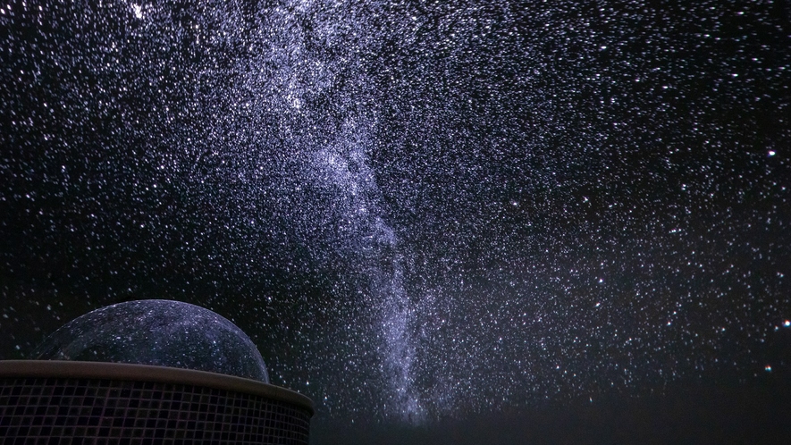 プラネタリウム岩盤浴◆頭上に投映される夜空は、実際の蓼科の星空を再現しております。