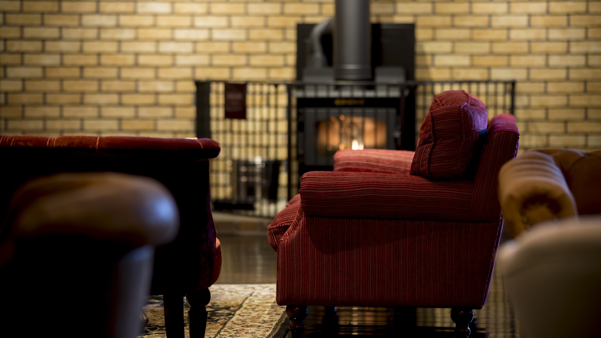 蔵書Lounge＆Bar◆冬は暖炉に火がともります。