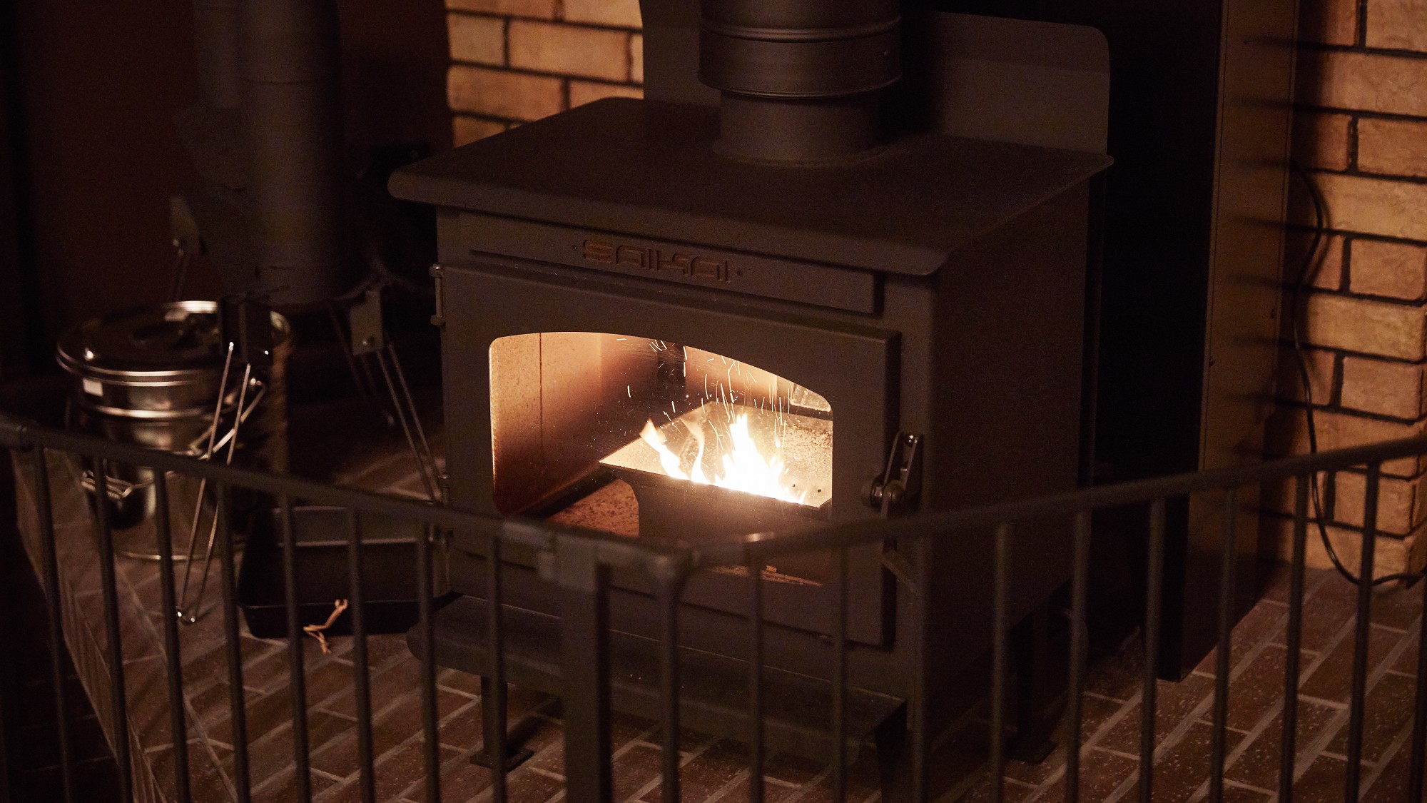 蔵書Lounge＆Bar◆冬は暖炉に火がともります。
