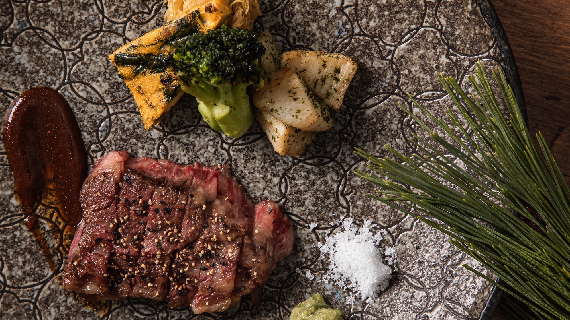 蓼科 山キュイジーヌ◆2025冬＜肉料理＞信州牛ステーキ　オニオンソース＆安曇野産きざみわさび