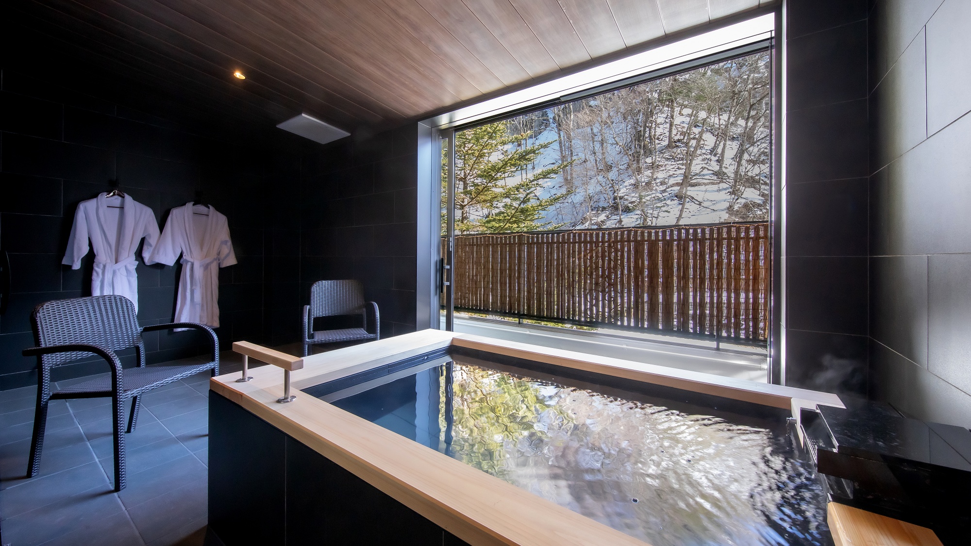 【蓼科倶楽部　露天風呂付き客室】蓼科の新鮮な空気の中、源泉掛け流しの温泉や四季の折々の景色を独り占め