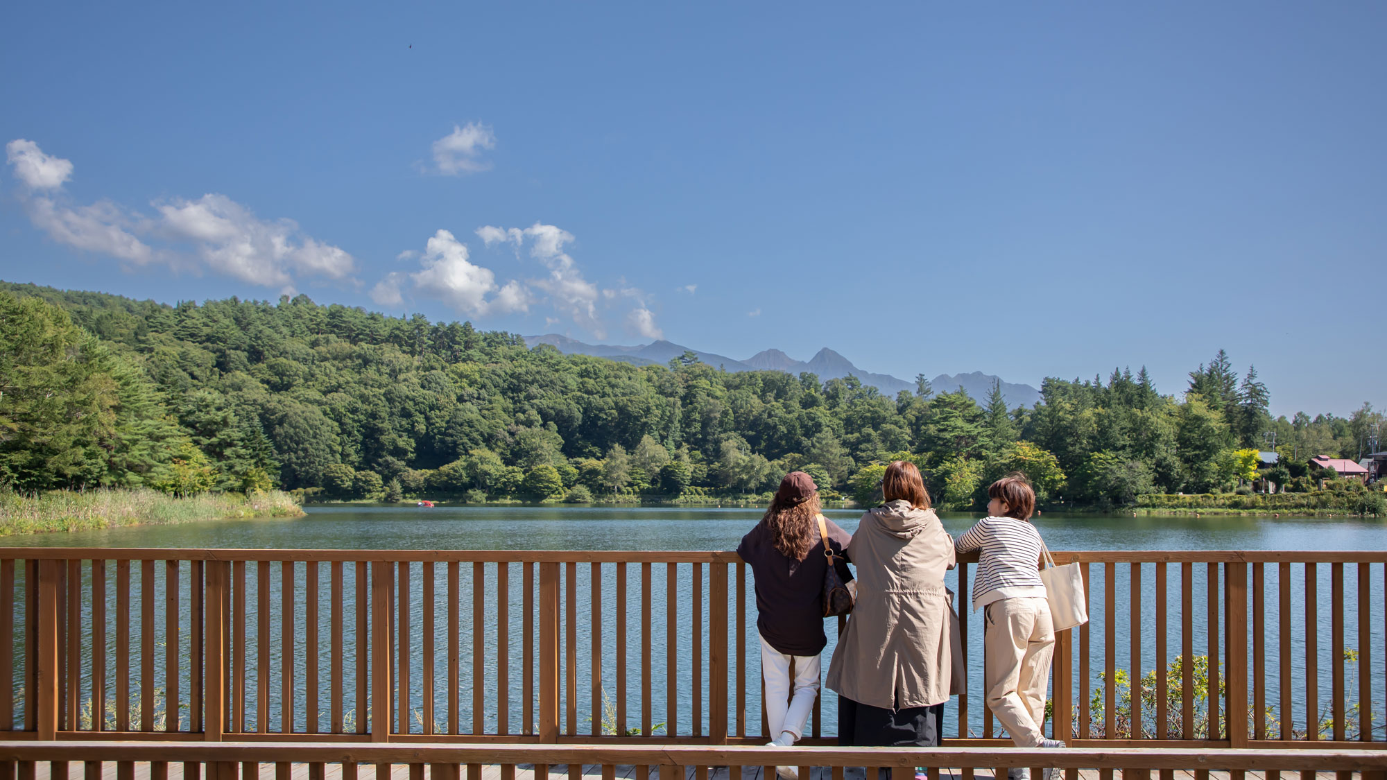 蓼科湖◆四季折々の美しい景観が見られます