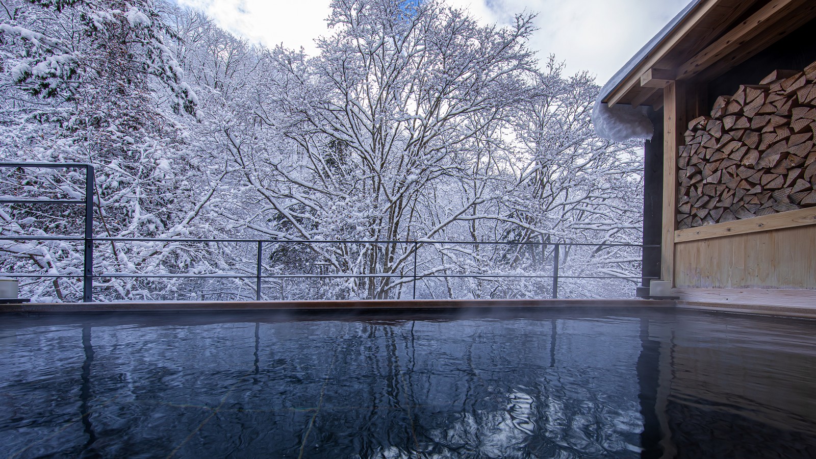 大浴場直結の露天風呂。冬季は雪見風呂もお愉しみください。