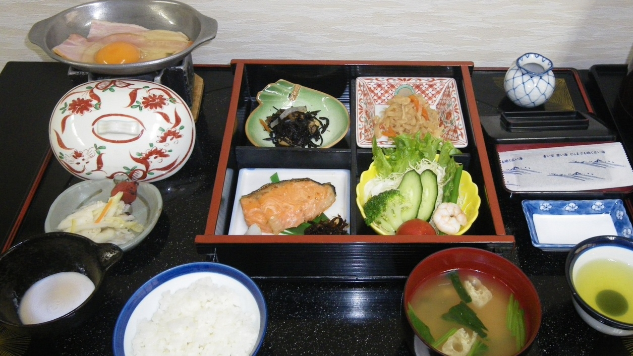 【2食付　鮎定食】鮮度抜群！鮎のお刺身と塩焼きを味わう｜量控えめ夕食と天然ラドン温泉を満喫