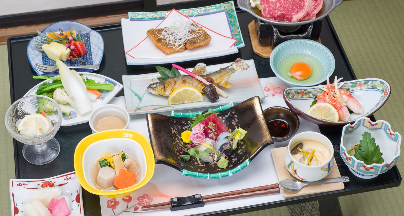 【2食付】24時間源泉かけ流しの温泉で癒されよう│天然ラドン含有温泉と季節の和会席