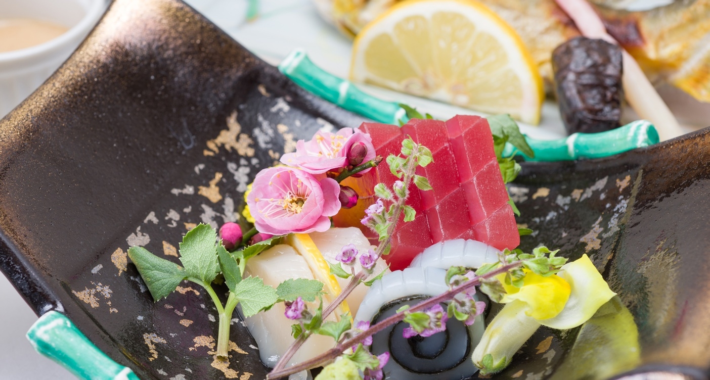 【2食付】24時間源泉かけ流しの温泉で癒されよう！天然ラドン含有温泉と季節の和会席