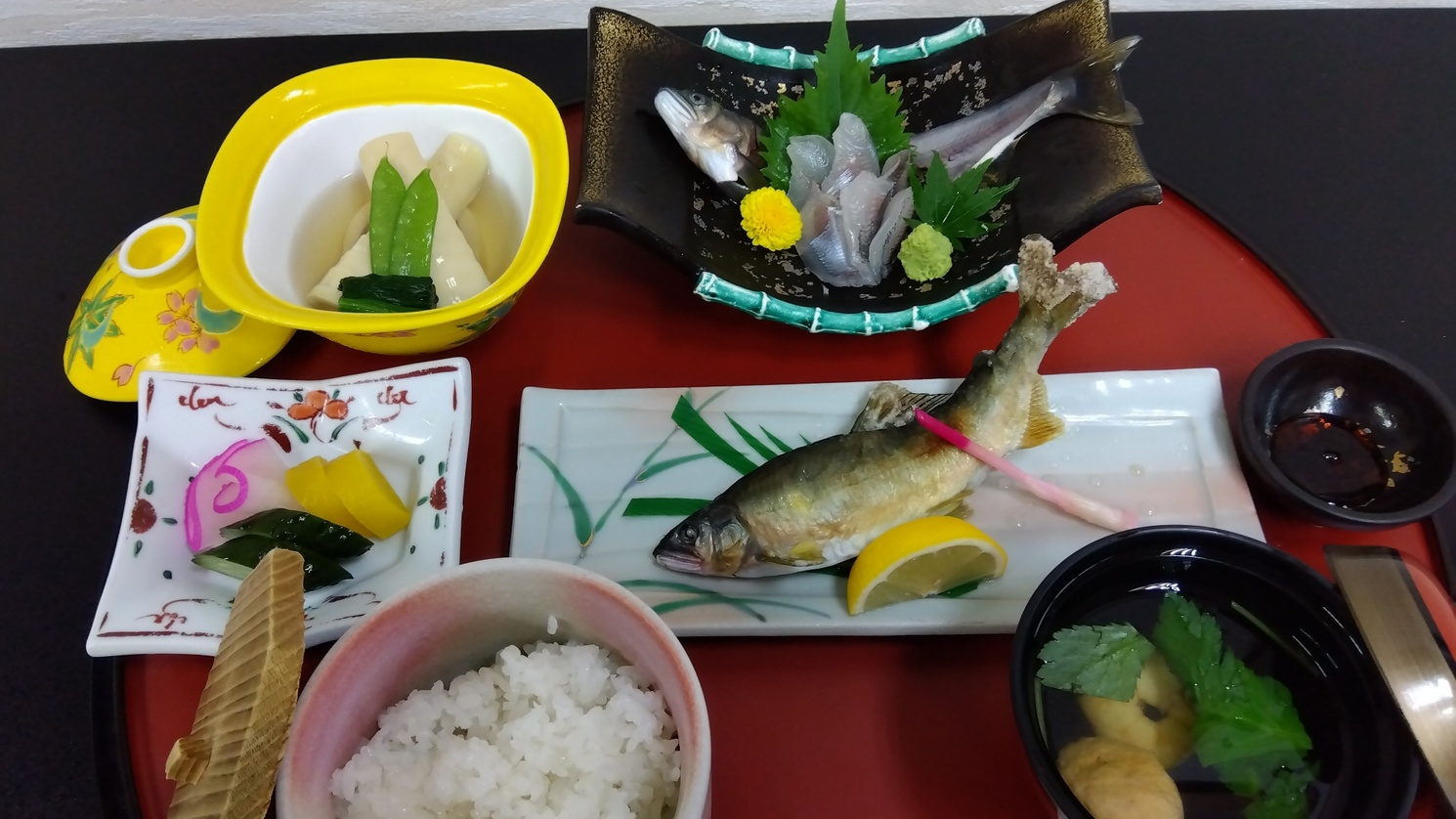 【2食付　鮎定食】鮮度抜群！鮎のお刺身と塩焼きを味わう｜量控えめ夕食と天然ラドン温泉を満喫