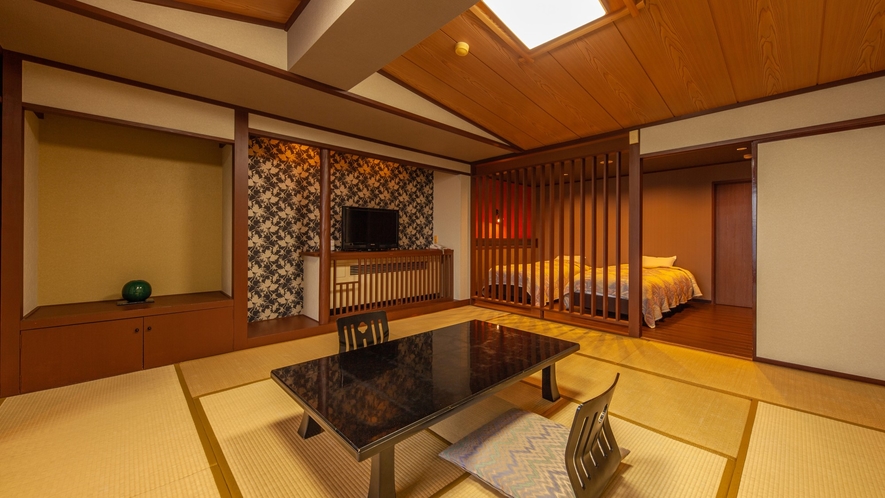 【リニューアル和洋室】ツインベッドと12.5畳の和室を備えた和洋室です。