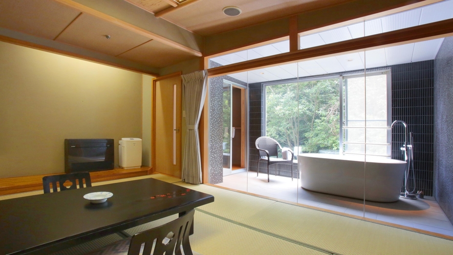 【半露天風呂付客室】12畳和室＋半露天風呂のデザインバスが付いた客室です。