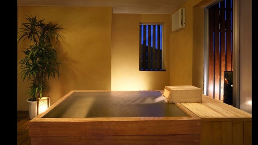 【貸切風呂「銀の湯」】木のぬくもりが優しい、大人モダンな空間です。