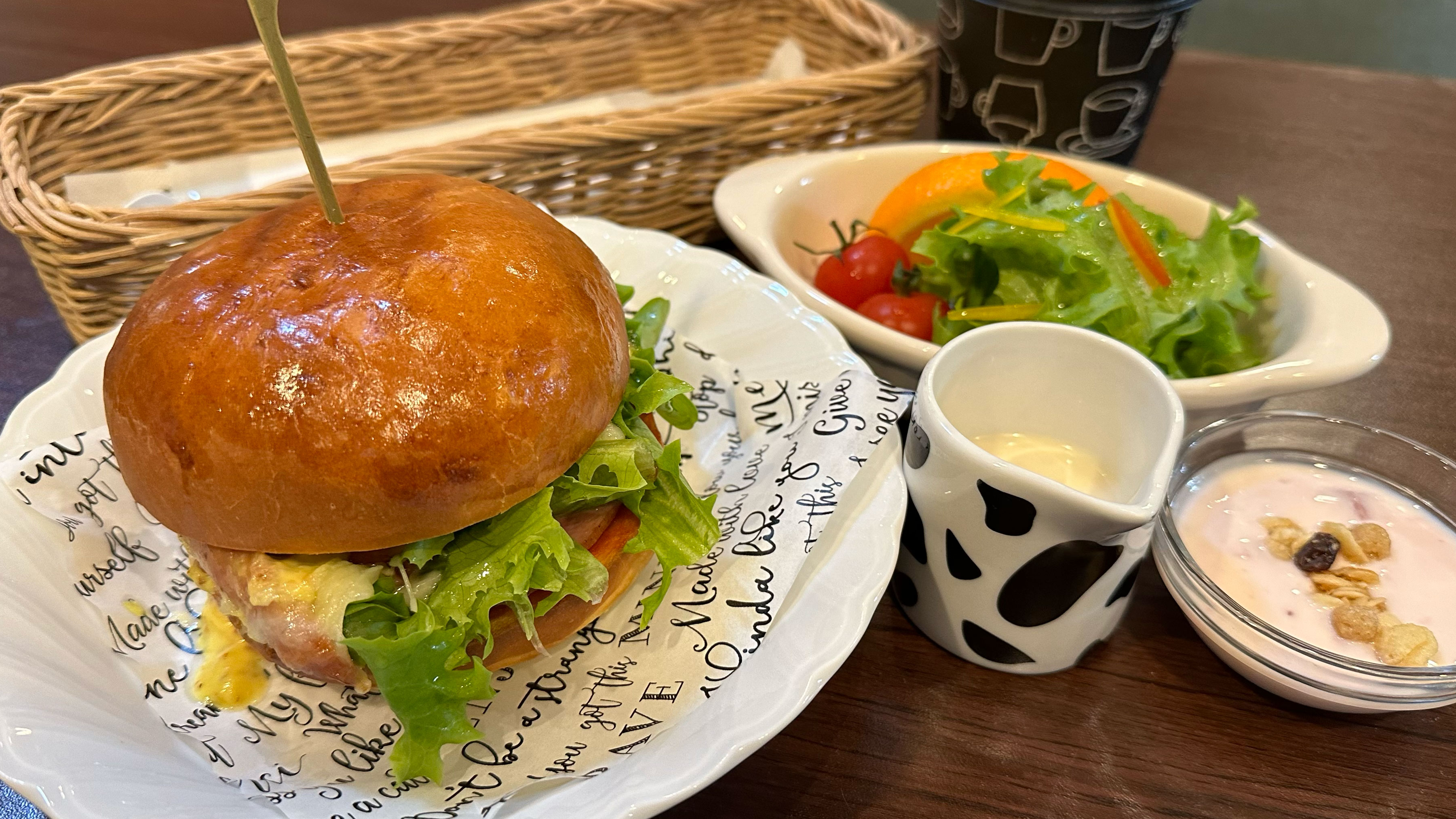 【選べる朝食】シャウエッセンエッグバーガー
