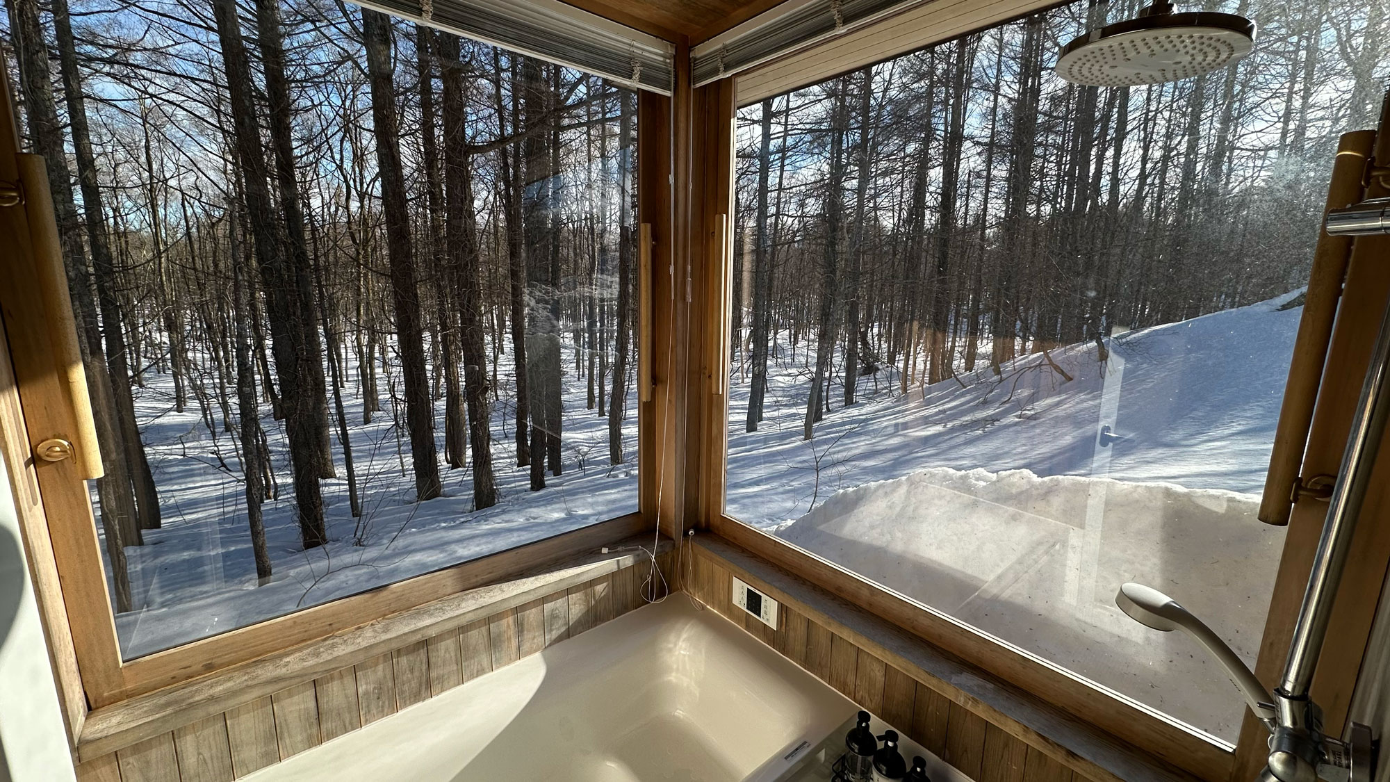 新型露天付2LDK：屋内で大きな窓から雪見露天がお楽しみいただけます。