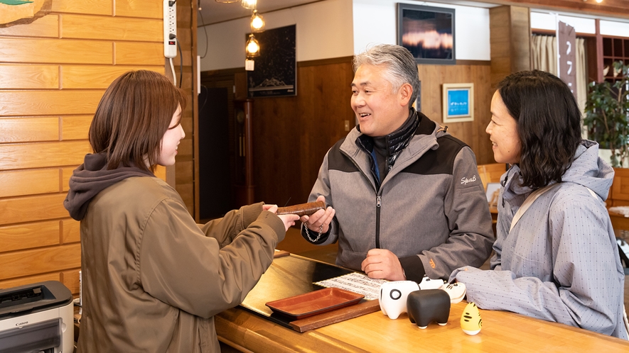 到着後チェックインの際フロントにて先にお会計。有人チェックインに間に合わない場合は翌朝お願いします