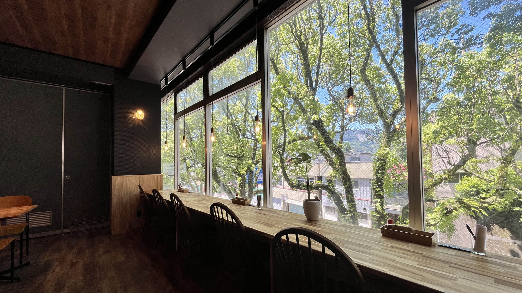 【カフェ（朝食会場）】朝陽が差し込むカフェで一日をスタート♪