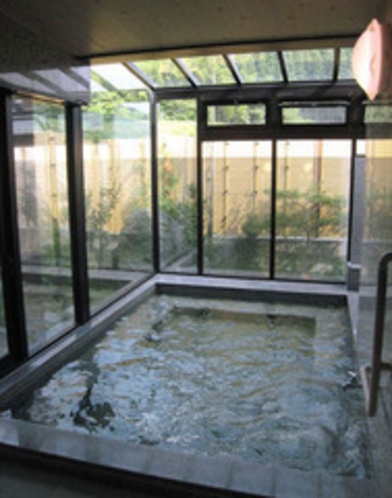 湯船の天井は強化ガラスで最高の開放感！白御影風呂