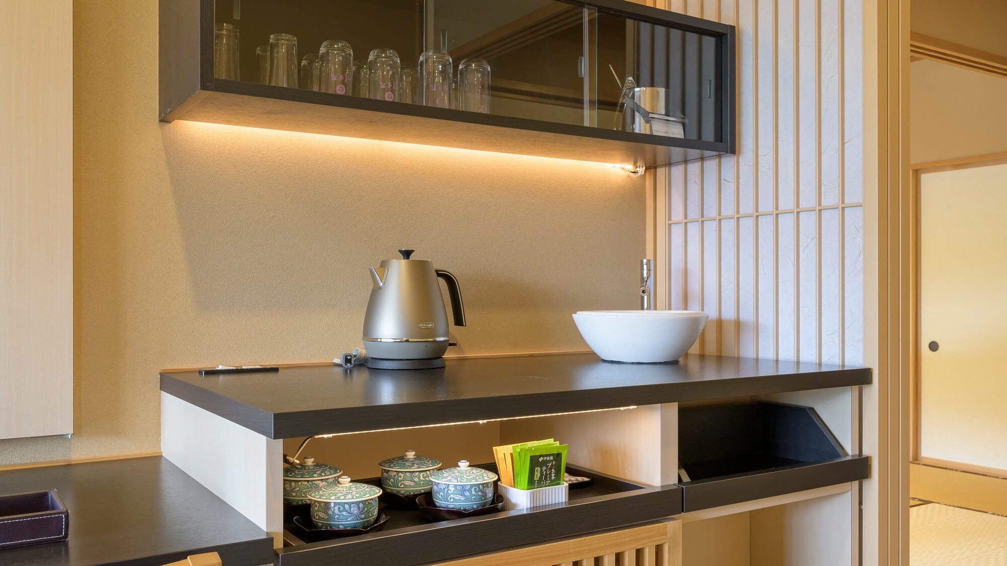 【GENJI香】露天風呂付スイート和洋室　専用ダイニングのカウンター。お茶とコーヒーで、ほっと一息