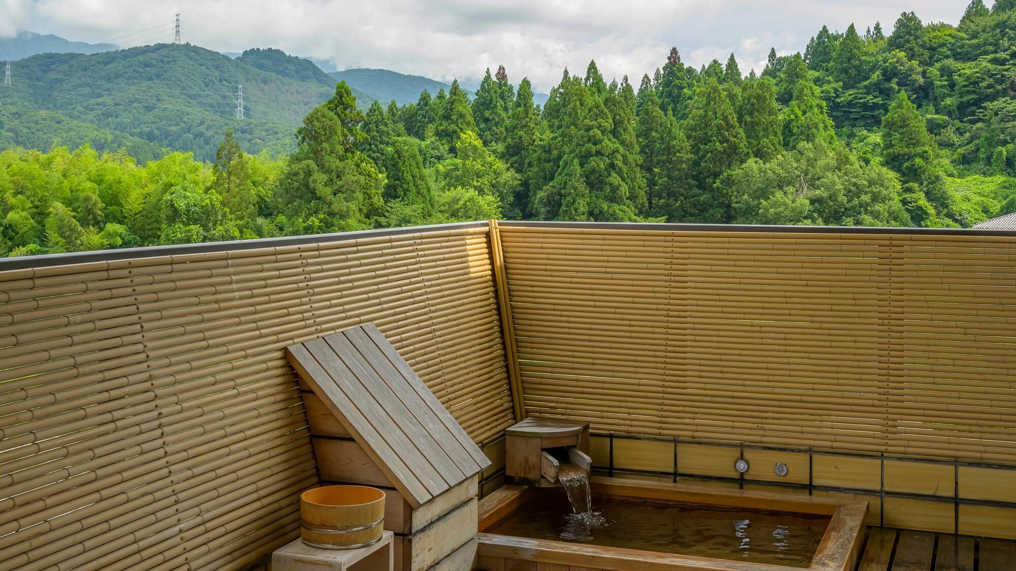 【GENJI香】露天風呂付スイート和洋室　部屋付き露天風呂からは、越後の山野を一望