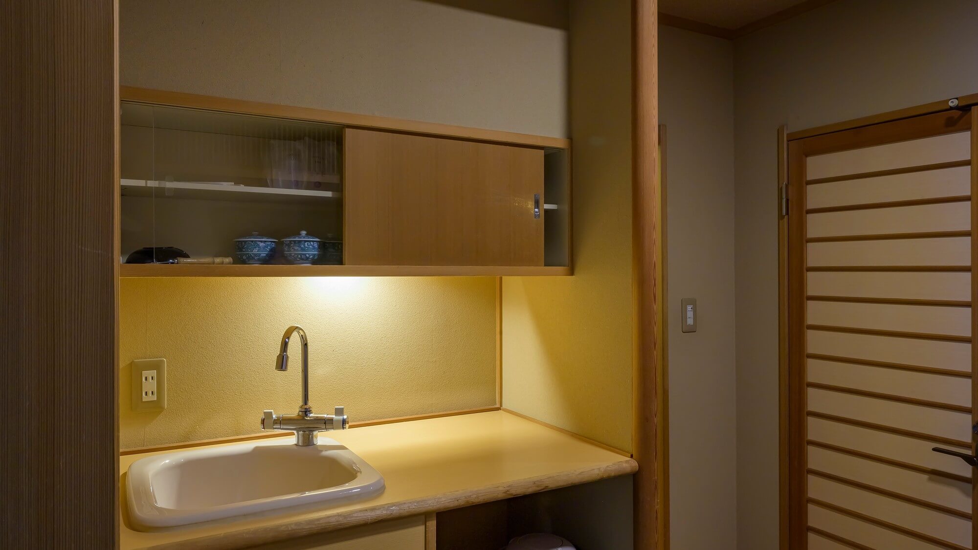 【末広亭和室 檜風呂付】踏込には手洗いコーナーが。衛生面にも配慮したニュースタンダード設計です。