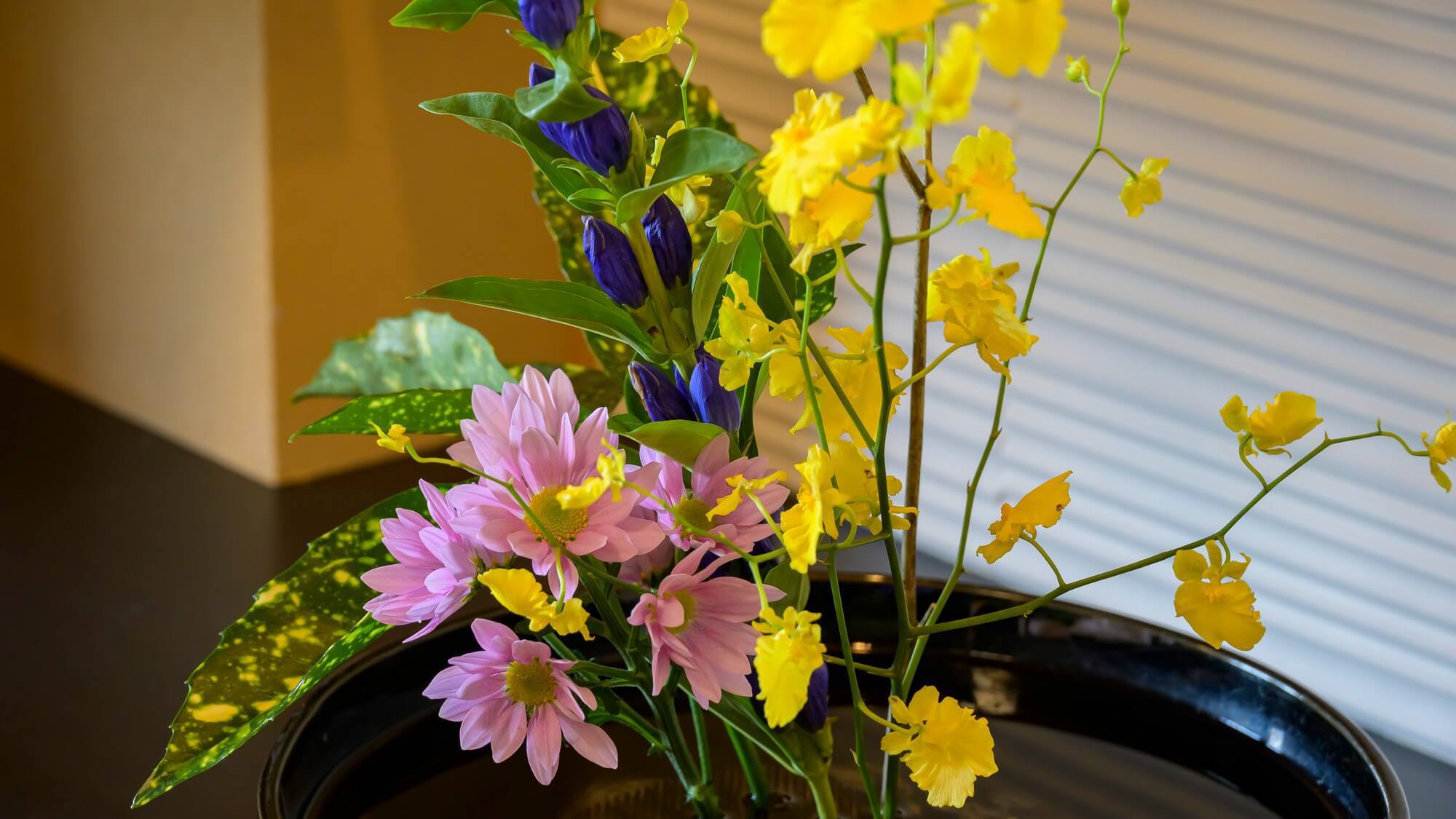 季節のお花と室礼でお迎えいたします。