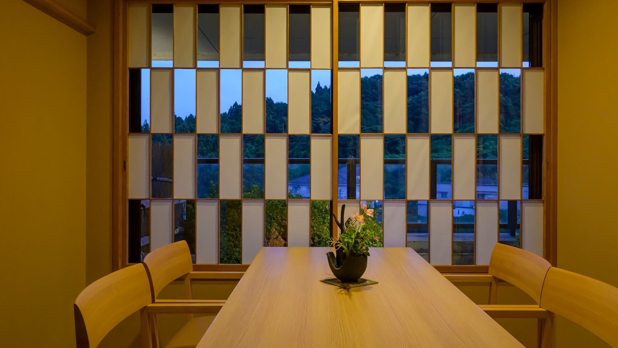 【GENJI香】露天風呂付スイート和洋室　モダンな格子窓が特徴的なダイニングスペース