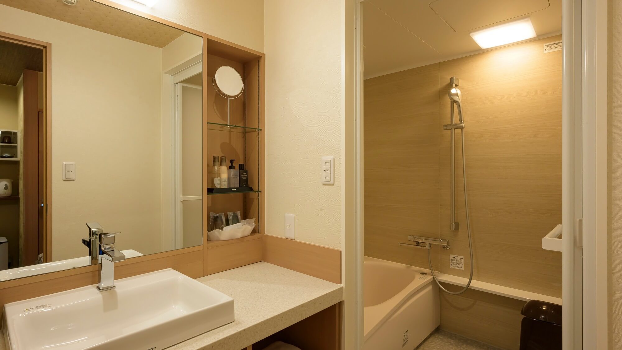 【平安亭和モダン】シモンズベッドを2台備えた客室。広々洗面スペースに、バス・トイレはセパレート。