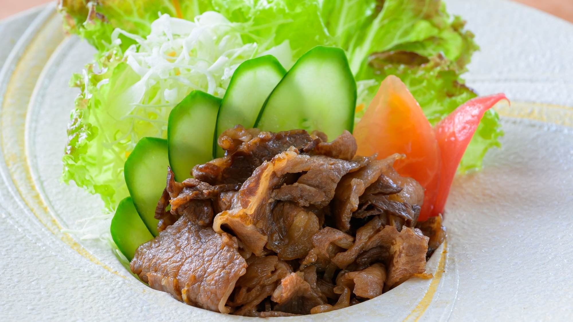 A4ランク以上のにいがた和牛「新発田牛」をすき焼き風に煮てお出しするオリジナルミートサラダ