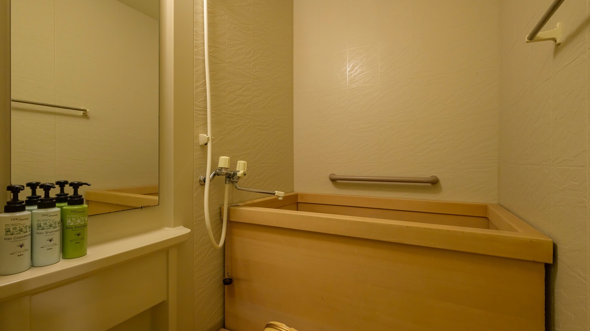 【末広亭和室 檜風呂付】専用の檜風呂を設えた客室です。※お湯は温泉ではございません。