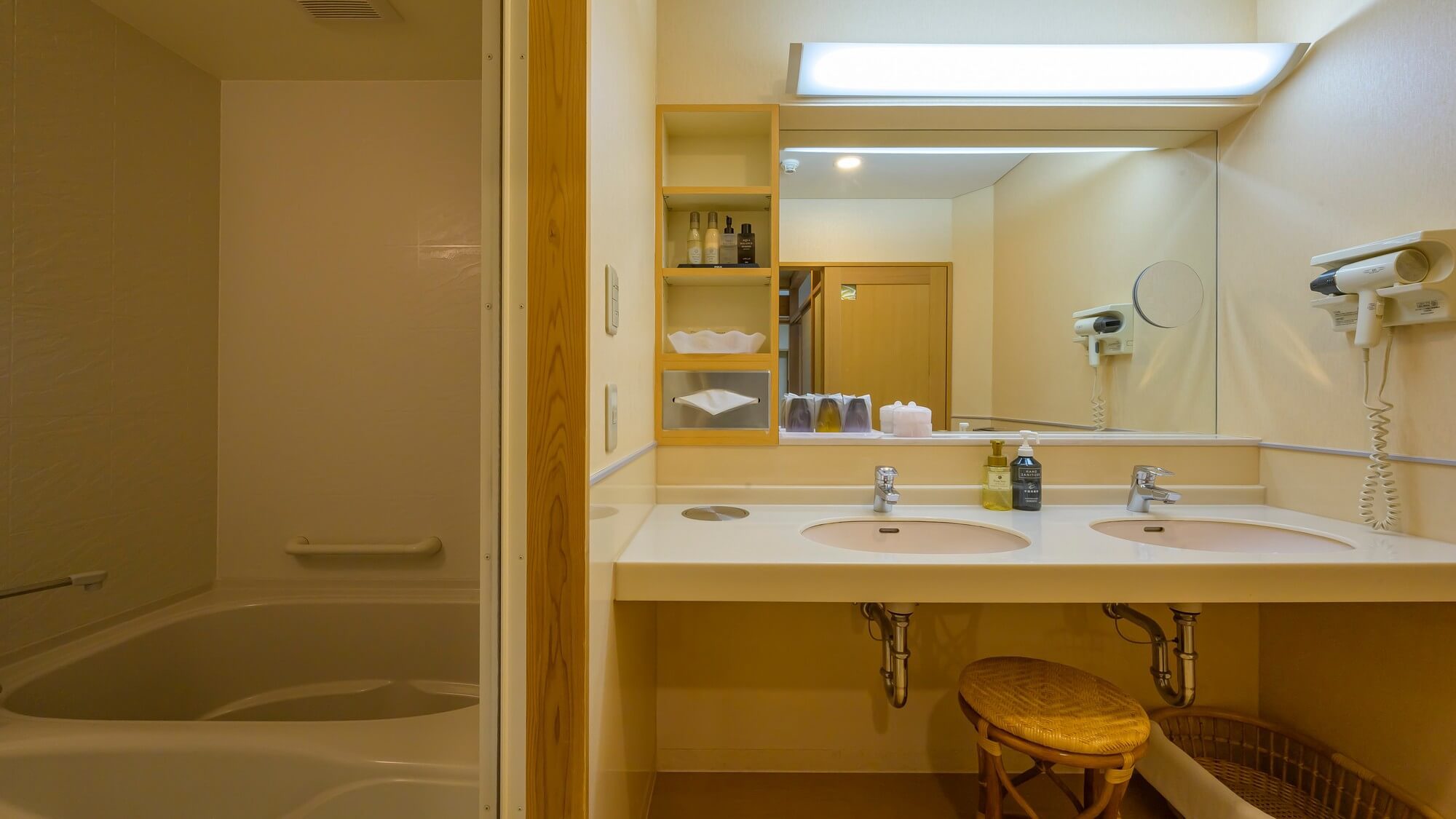 【平安亭ダイニング付和室54平米】12畳和室と7.5畳のダイニングを備えた広々客室です。