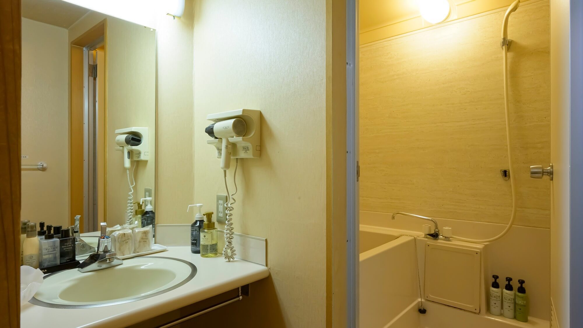 【平安亭和室12畳】平安亭スタンダード和室です。バス・トイレはセパレート。