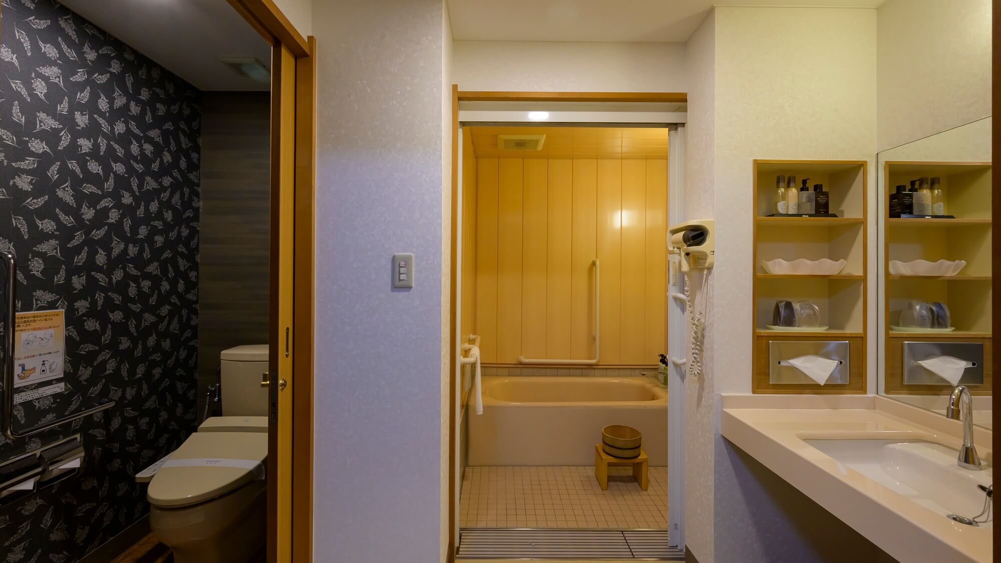 【末広亭ツインルーム27平米】シモンズ社製ベッドを備えたツイン客室です。バス・トイレはセパレート。