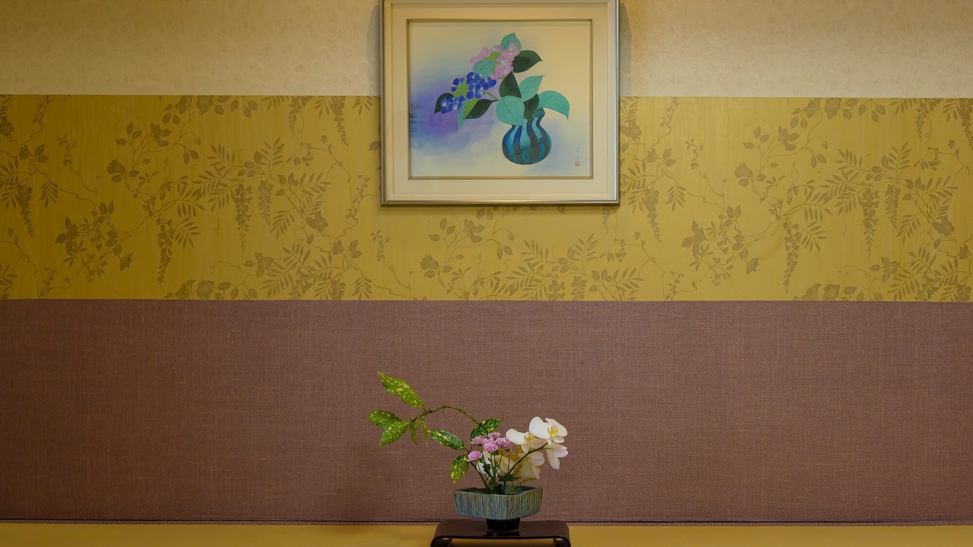 季節のお花と室礼でお迎えいたします。