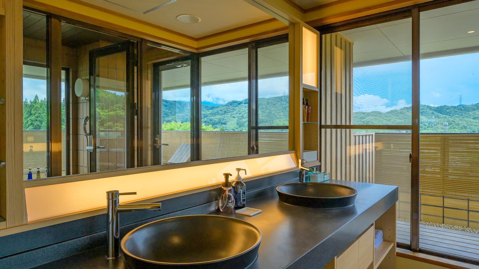 【GENJI香】露天風呂付スイート和洋室　開放感あふれる洗面スペースに、露天風呂への期待も高まります