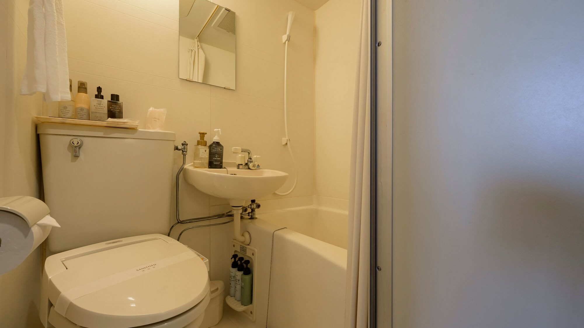 【末広亭シングルルーム】シングルルームのバス・トイレは、コンパクトな3点ユニット仕様です。