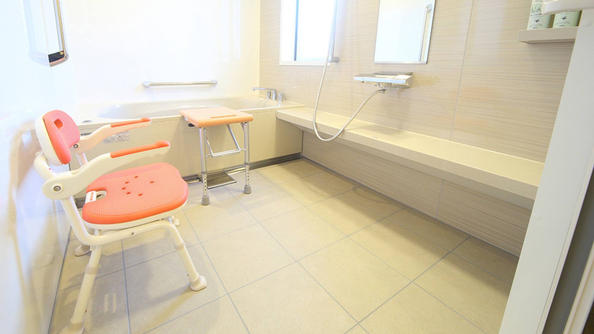 【末広亭ユニバーサルデザインルーム】洗面、バスルーム、トイレは車いすのまま移動できる、広々設計です。
