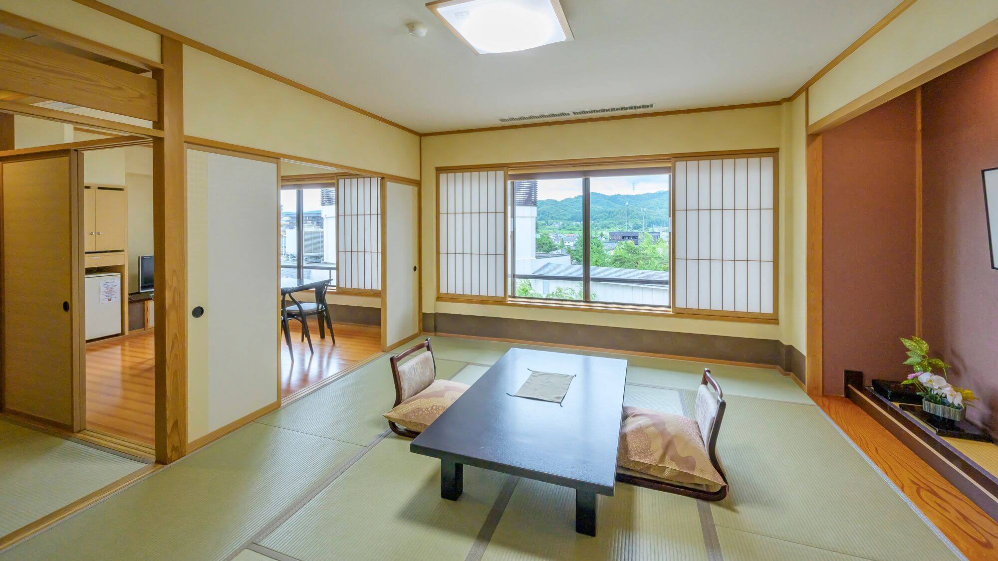 【平安亭ダイニング付和室54平米】12畳和室と7.5畳のダイニングを備えた広々客室です。