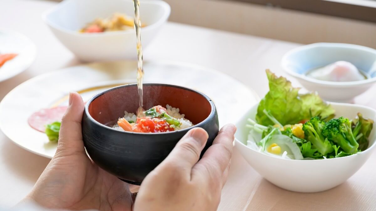 【朝食ビュッフェ】米どころ新潟のコシヒカリと、特製出汁で作る、名物「清風苑茶漬け」です。