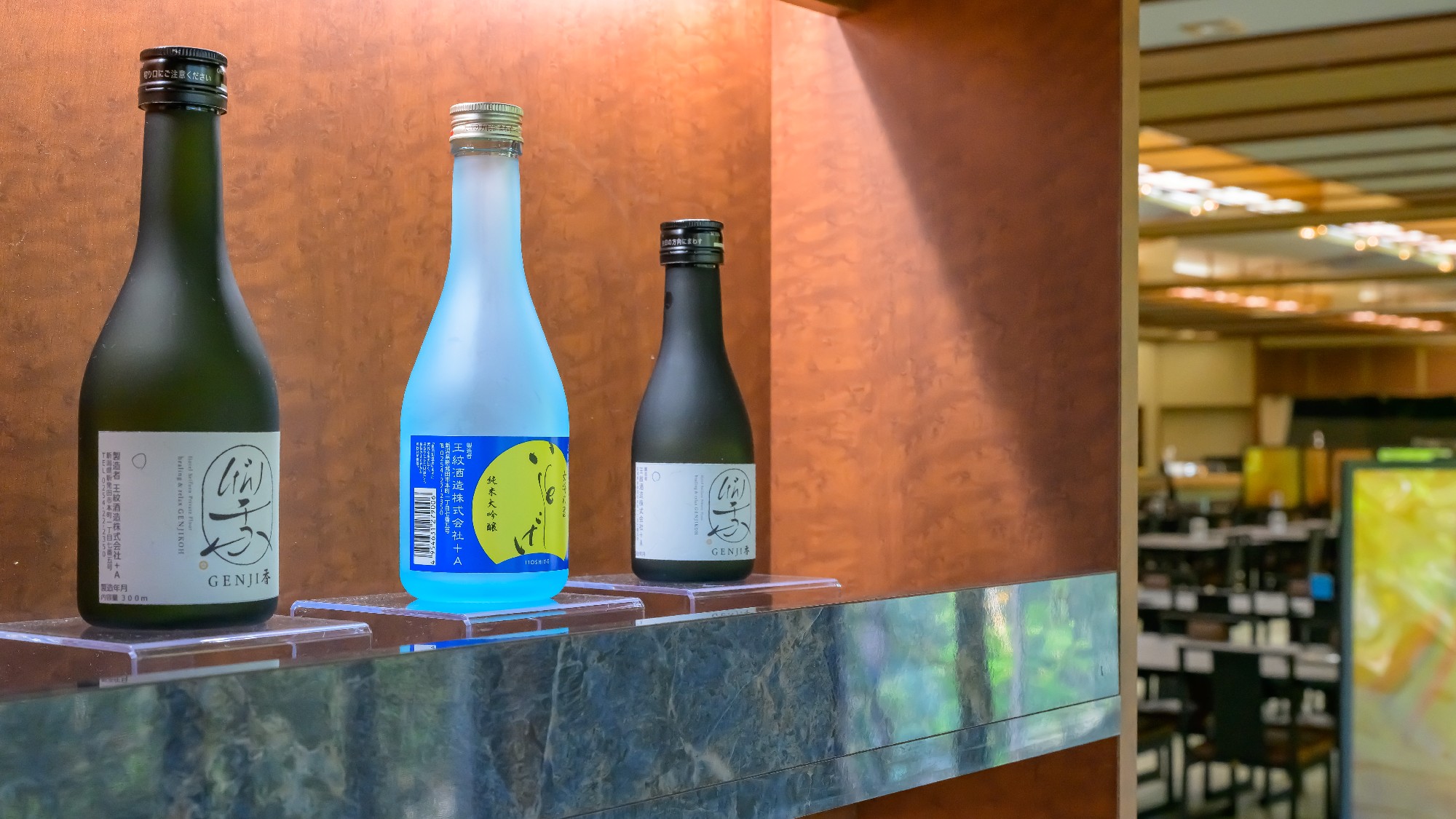 お酒がお出迎えする、お座敷ダイニング「おけさ御殿」入口。