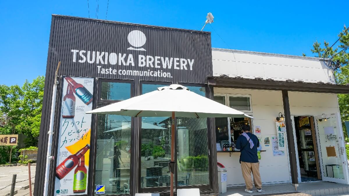 【月岡ブルワリー】徒歩5分。月岡エメラルドエールやクラフトビール、ビアキッチンでは軽食も楽しめます。
