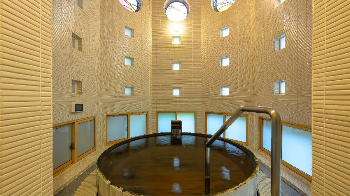 【貸切風呂 陽之心】湯けむり三兄弟「陽之心」が見守る檜風呂です。2～4名様対応（有料・予約制）