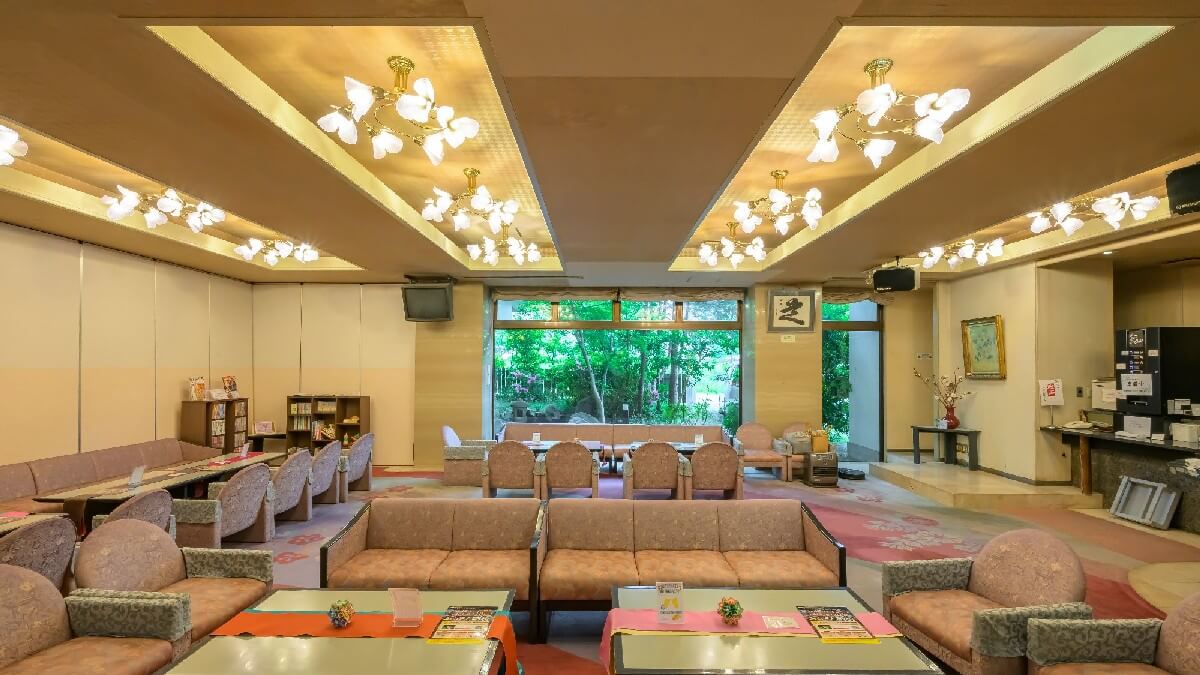 【ロビーラウンジ】フリードリンク・絵本コーナー・売店など。ご到着後やご出発前のひとときを。