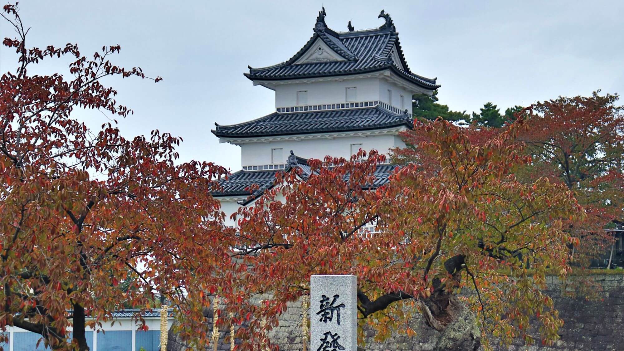 【新発田城】お車で20分。国指定重要文化財に指定される平城です。秋には紅葉の名所として有名です。