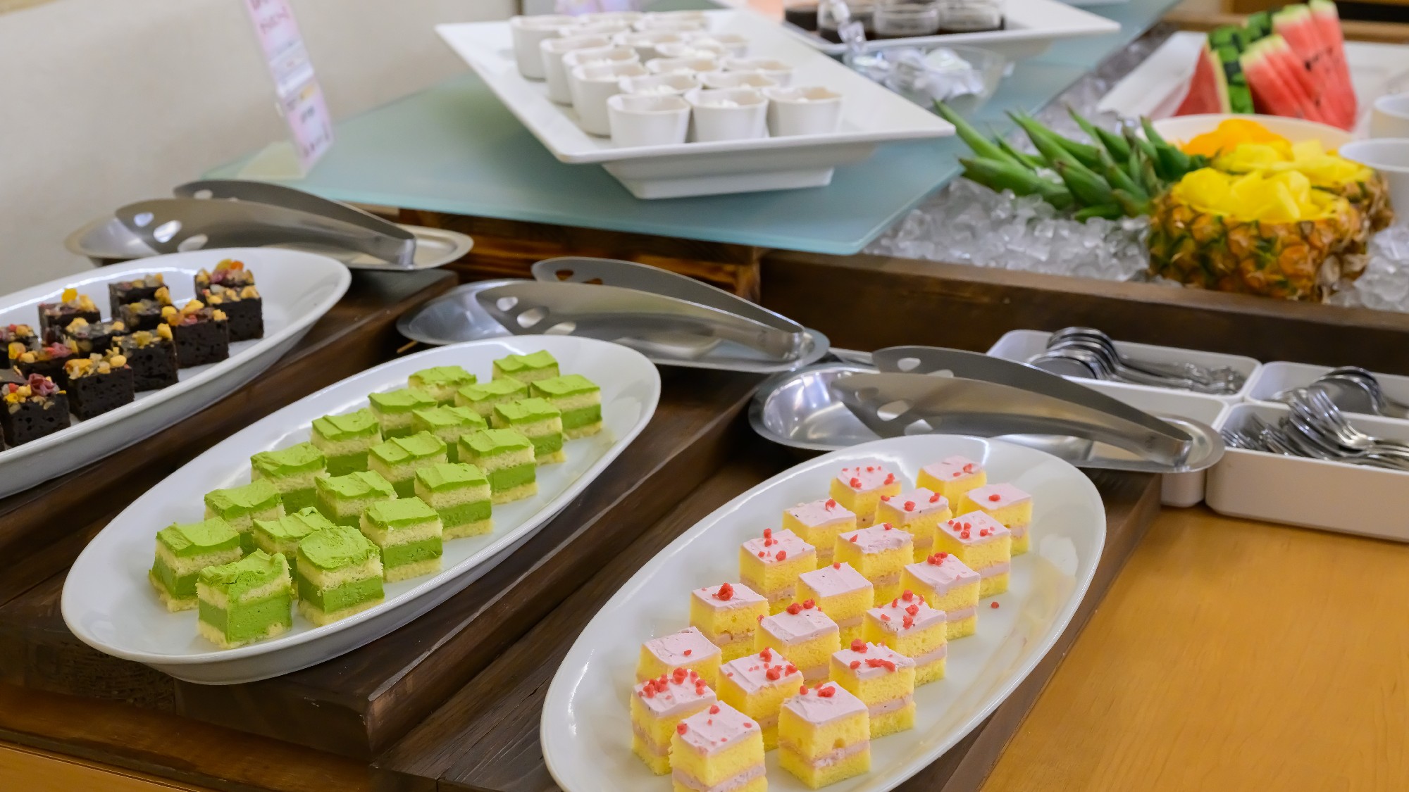 【夕食ビュッフェ】色鮮やかなデザートビュッフェ。旬のフルーツや色とりどりのスイーツの数々