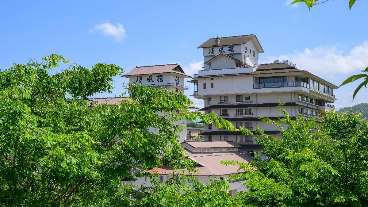 ホテル清風苑は、豊かな自然に囲まれたのどかな月岡温泉街にあります。