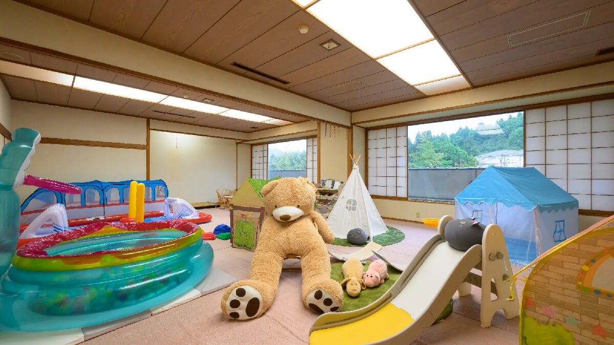 【キッズプレイルーム】かわいい遊具やおもちゃがずらり！雨の日も思い切り遊べるキッズプレイルームです！